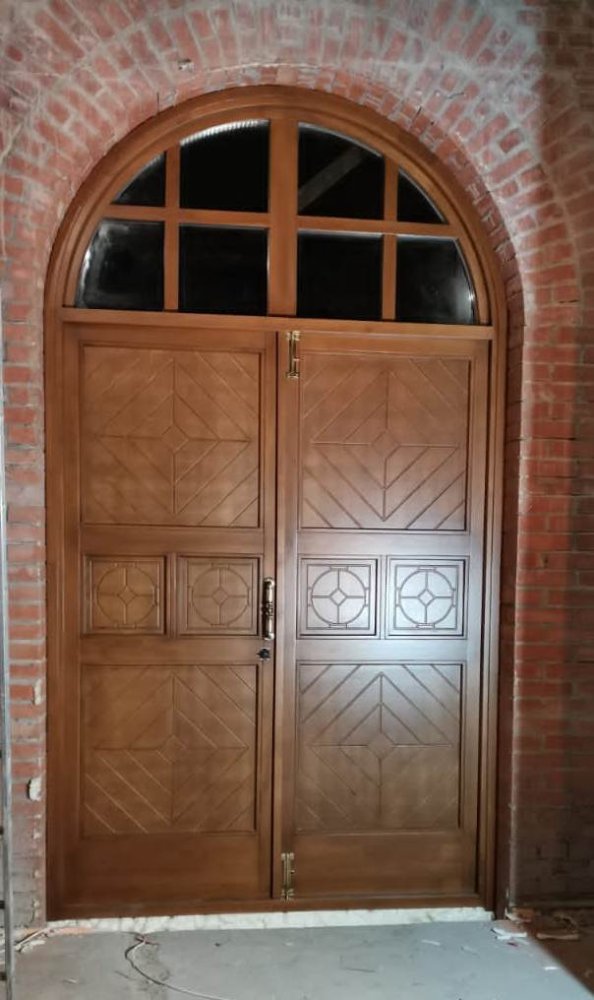 Деревянная дверь с филенками