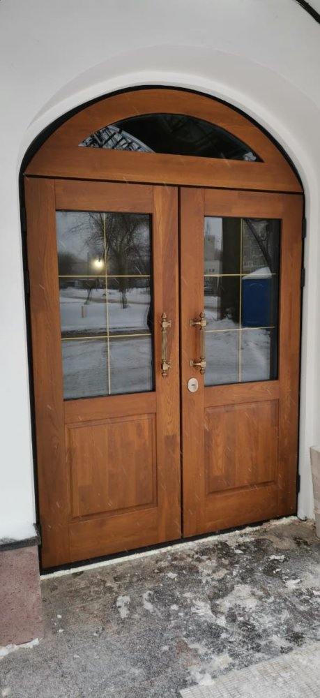 Входные деревянные двери со стеклопакетом