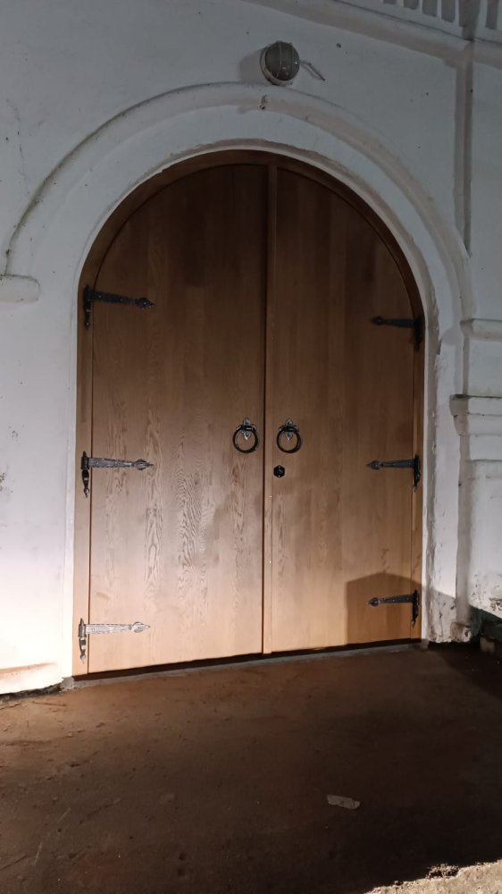 Входная дверь арочная