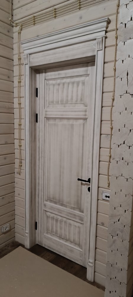 Двери из массива с капителями, с карнизами