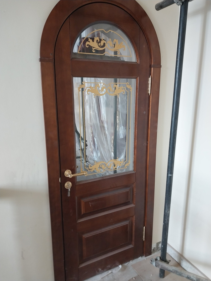 Межкомнатная дверь из массива арочная