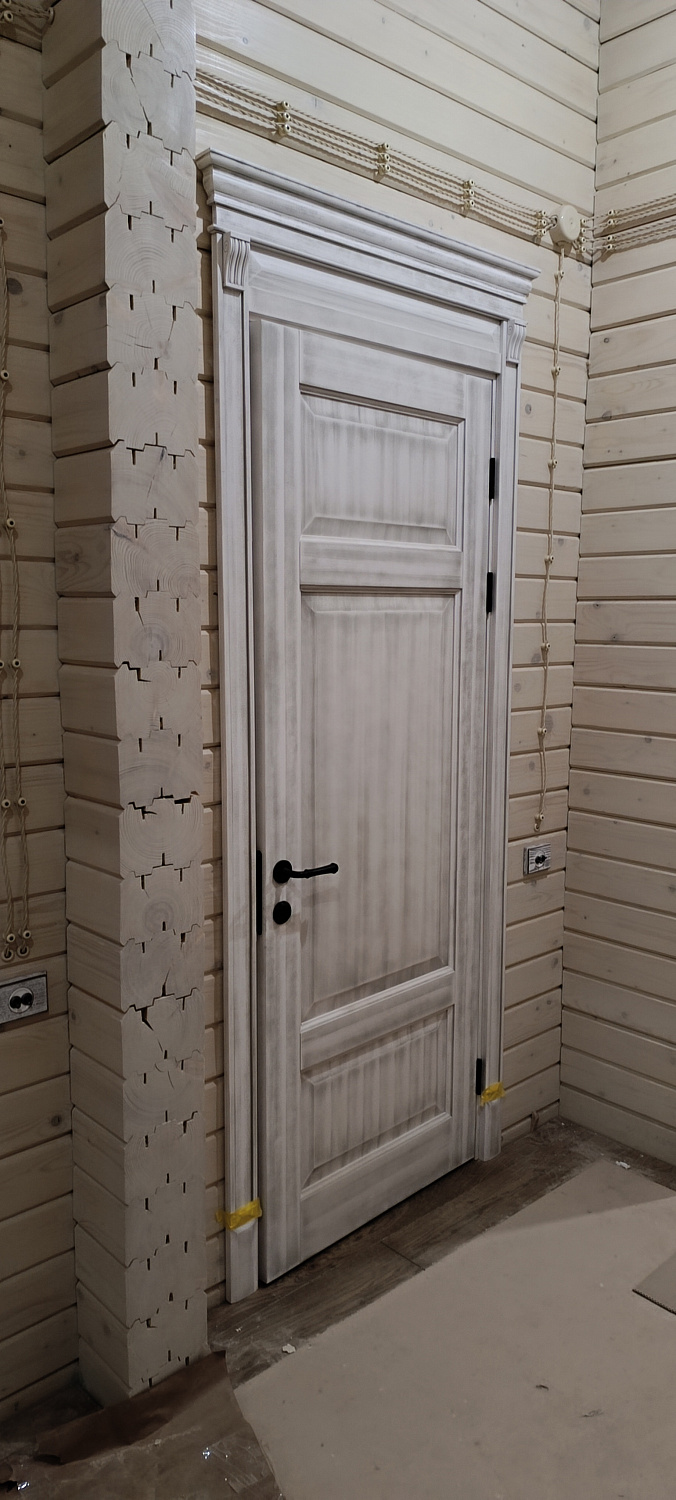 Двери из массива с капителями, с карнизами