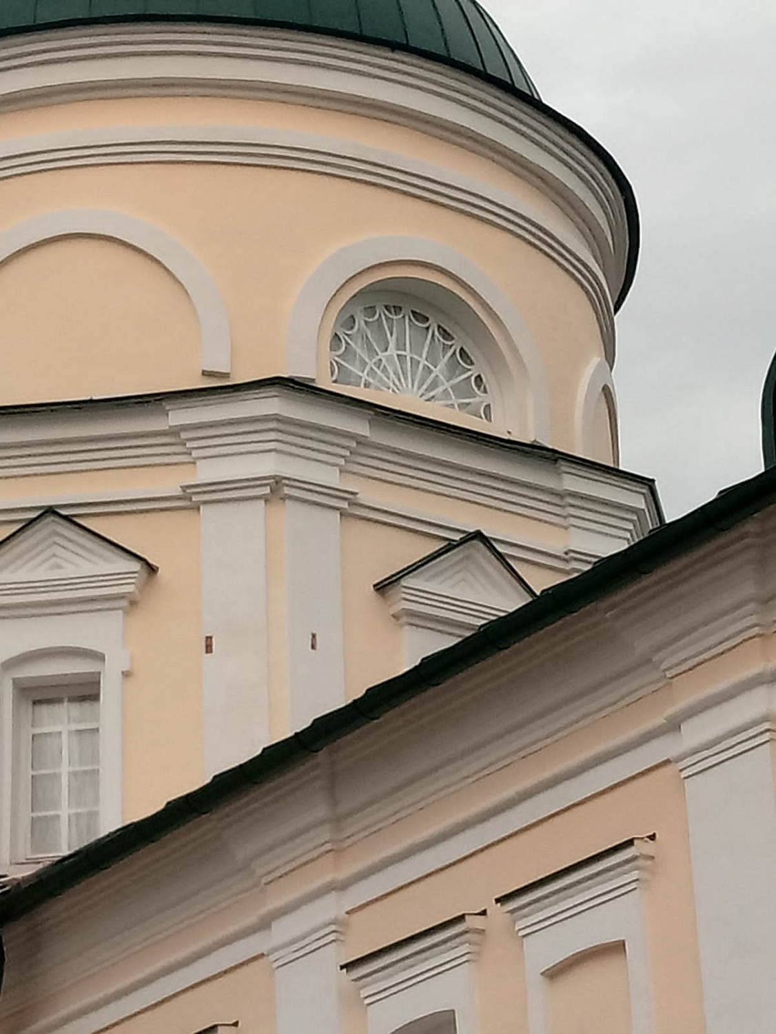 Северо-восточный корпус с центральной проездной башней