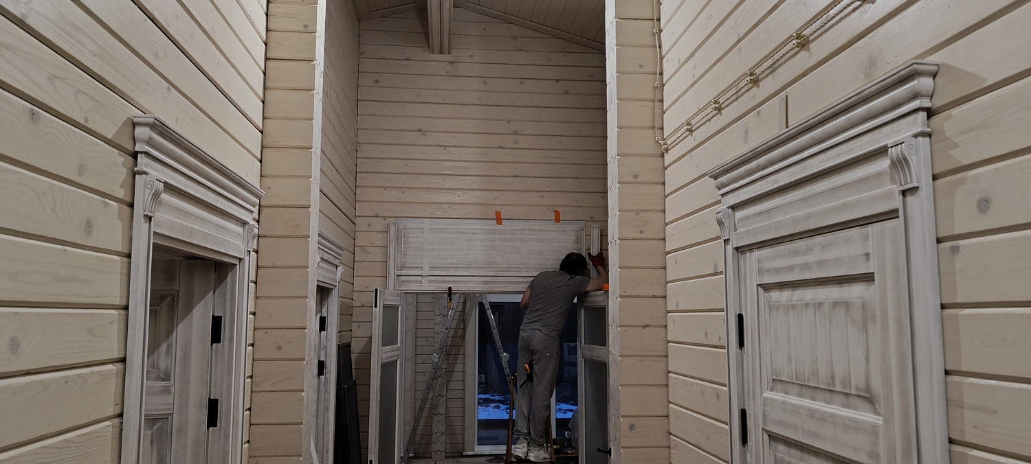 Двери из массива с капителями, с карнизами