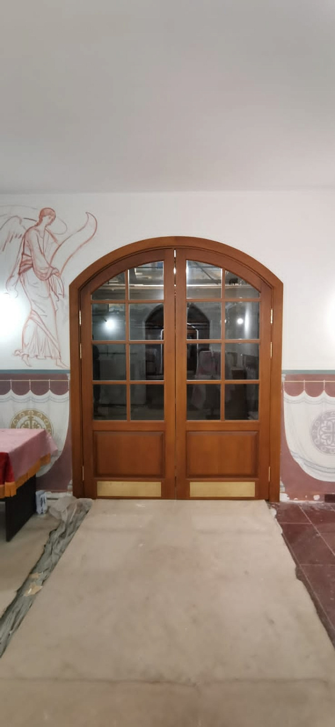 Входные деревянные двери со стеклопакетом