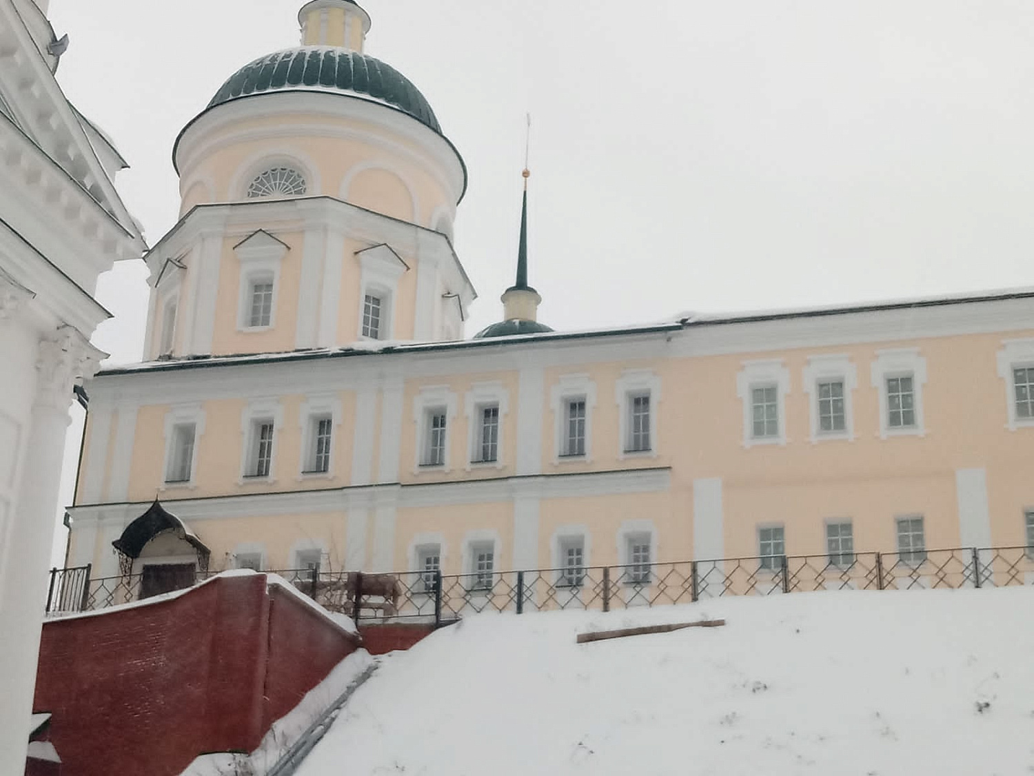 Северо-восточный корпус с центральной проездной башней