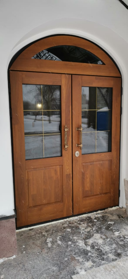 Входные деревянные двери со стеклопакетом