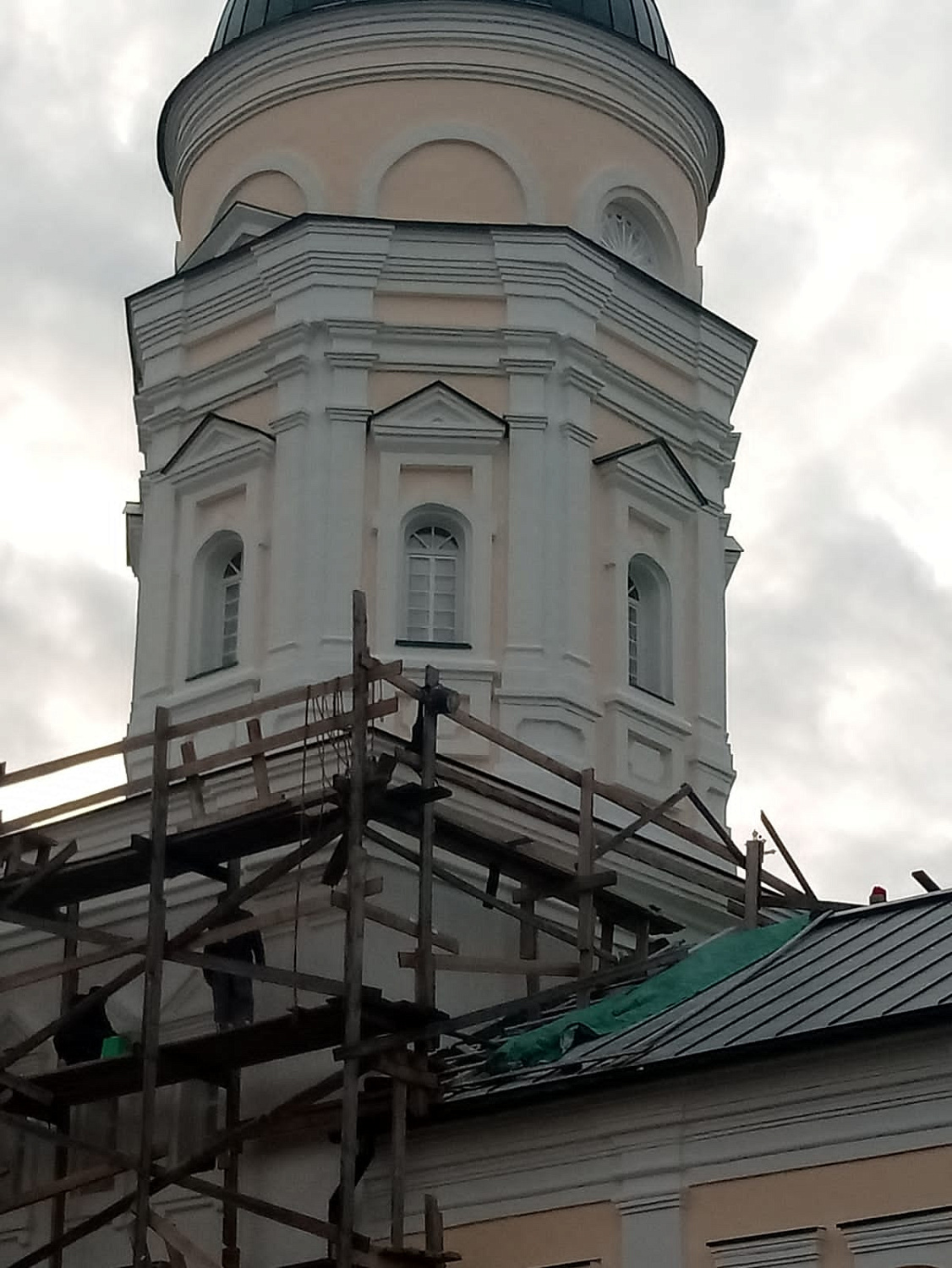 Северо-восточный корпус с центральной проездной башней