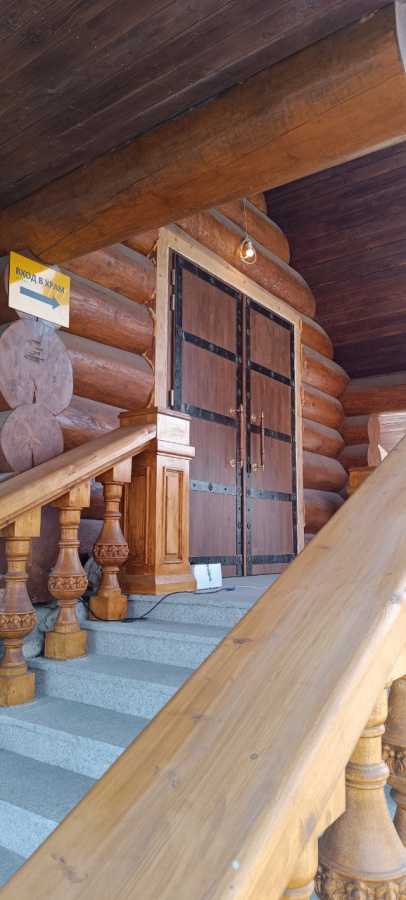 Двери из дуба с коваными накладками, Люблино