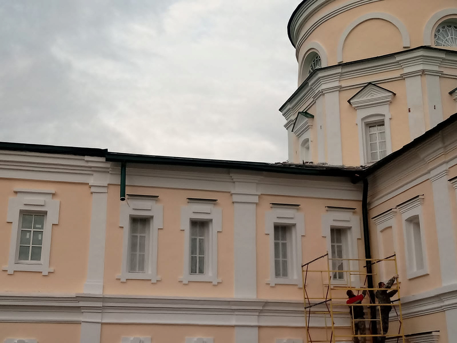 Северо-восточный корпус с центральной проездной башней