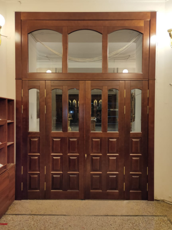 Дверь из массива березы со стеклом внутри помещения