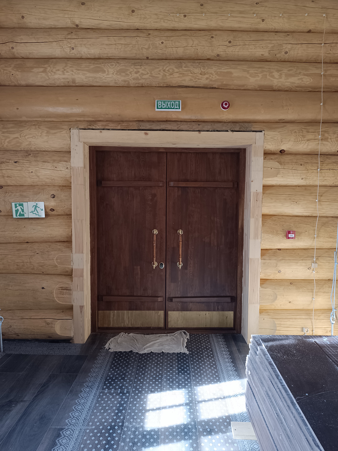 Двери из дуба с коваными накладками, Люблино