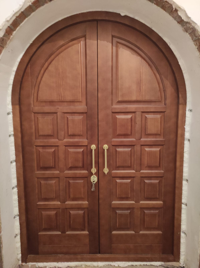 Арочная дверь из массива лиственницы