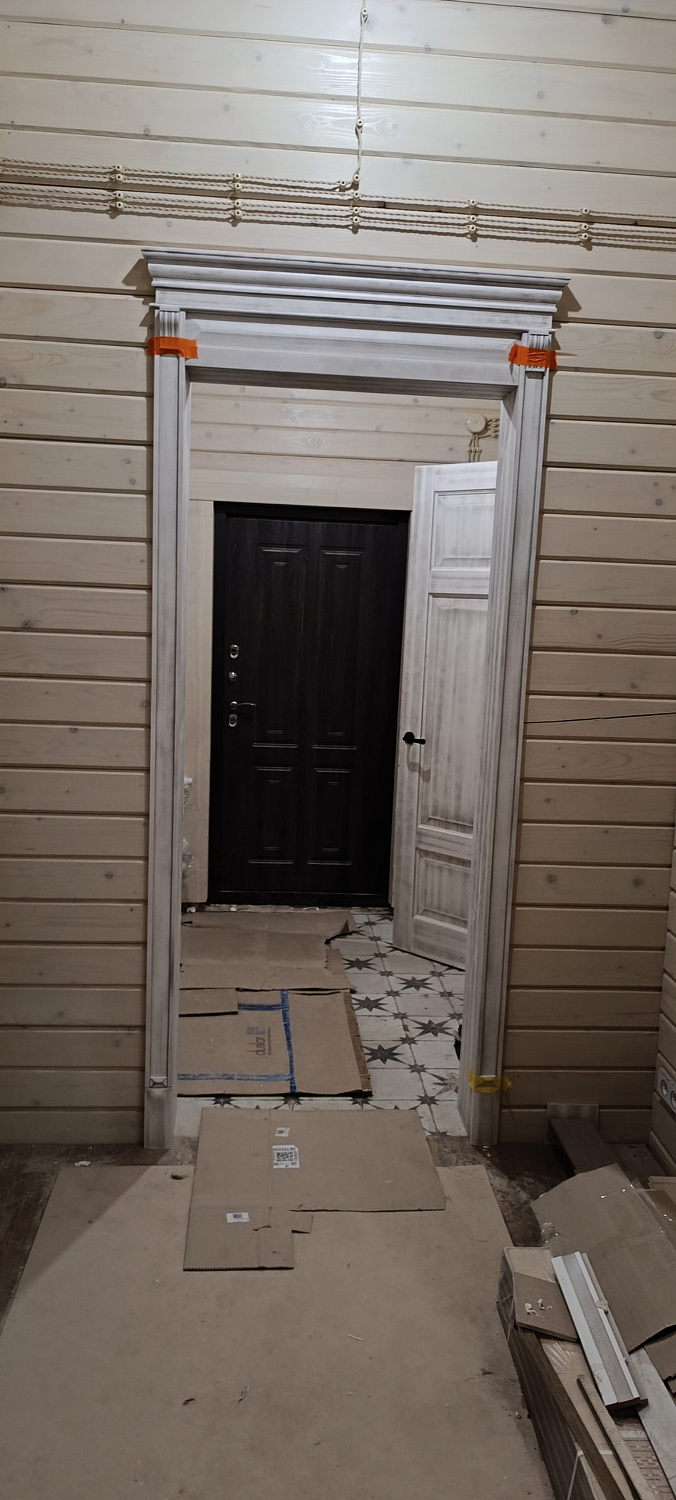 Двери из массива с капителями, с карнизами