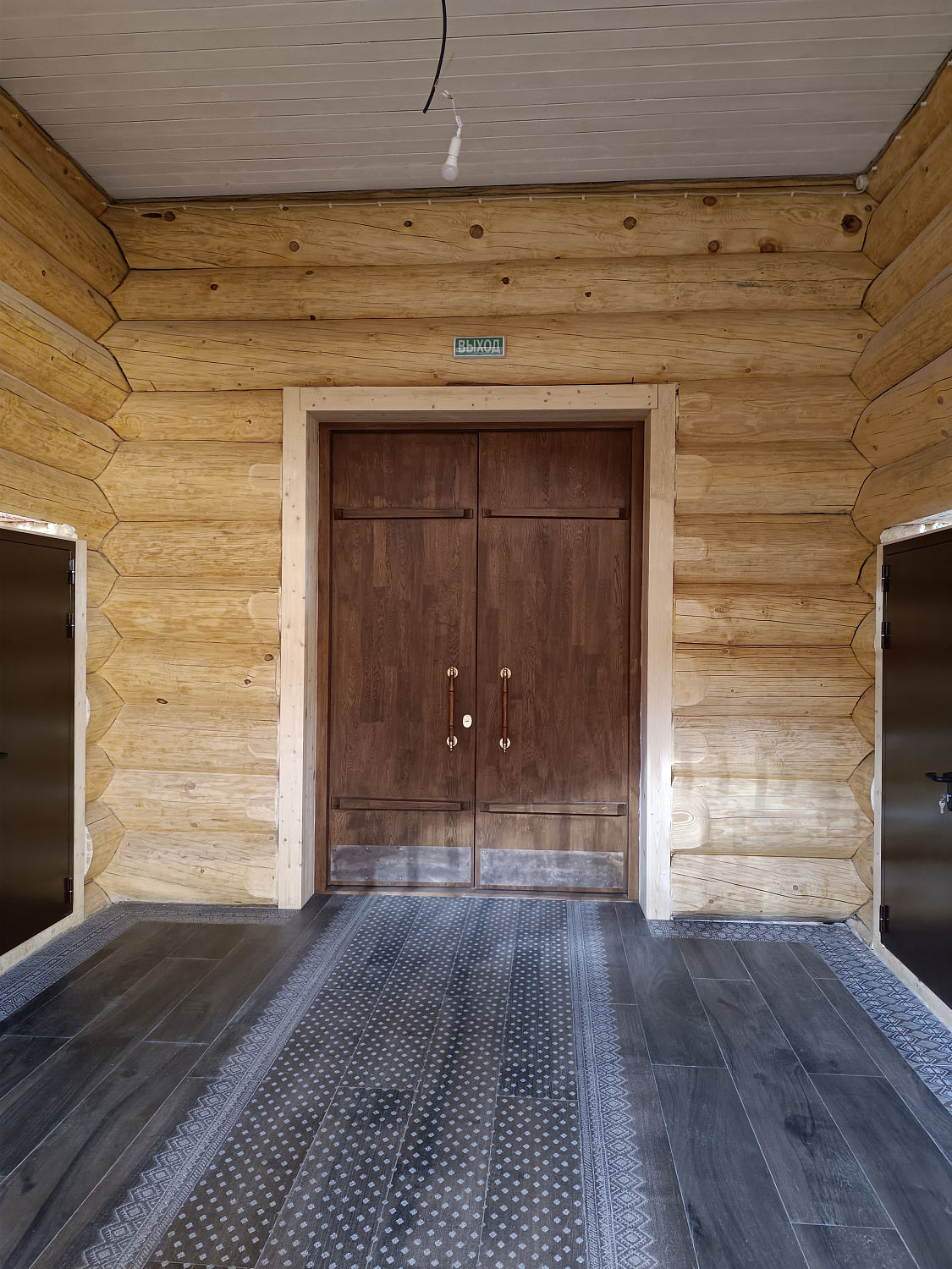 Двери из дуба с коваными накладками, Люблино